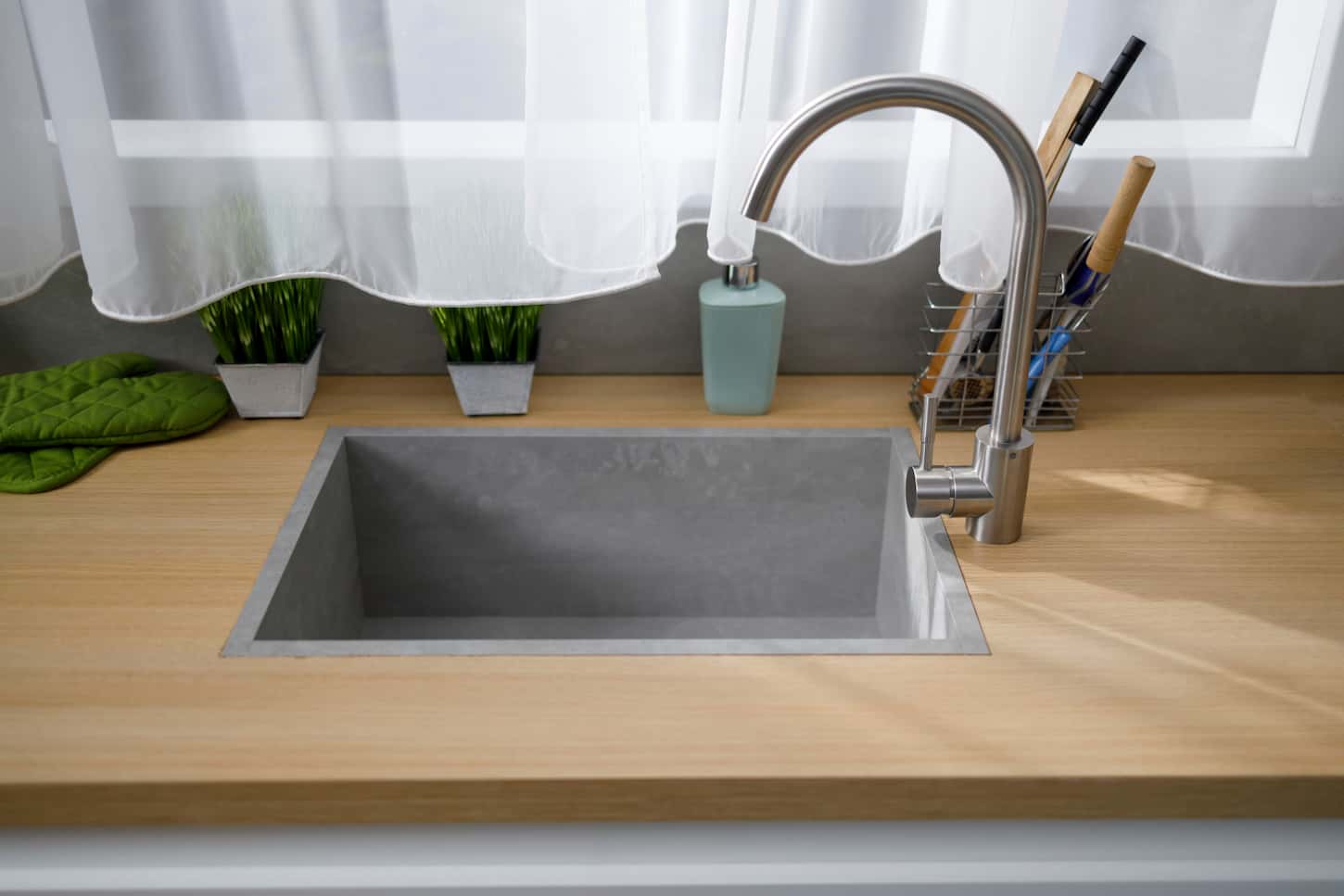 An image of a Modern kitchen sink and faucet.